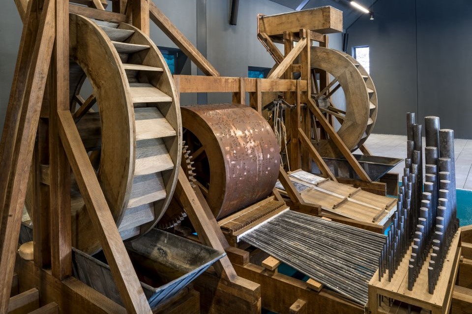 Die stiftwalzengesteuerte Orgel der Musikmaschine des Salomon de Caus wird mit Wasserrädern angetrieben